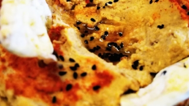 Hummus na diecie low-FODMAP. Klasyczny lub pomidorowy.